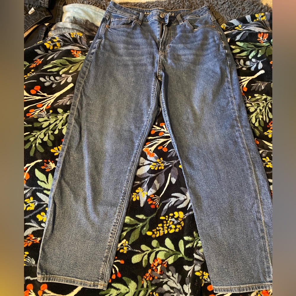 American eagle size 10 mom jeans. Not worn many times